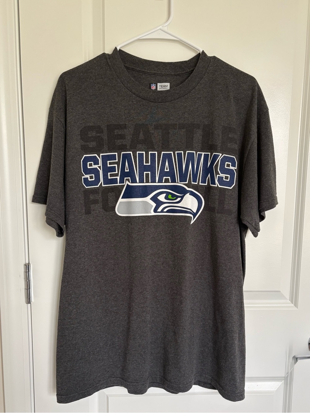 Team Apparel Seattle Seahawks Charcoal Gray Graphic Tee. Men size L